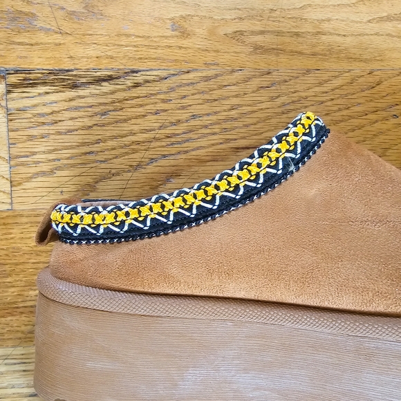 Mudd Size 7 Womens Tazz Style Slipper Boots Vegan Faux Fur Brown Tan Embroidered - Picture 5 of 5